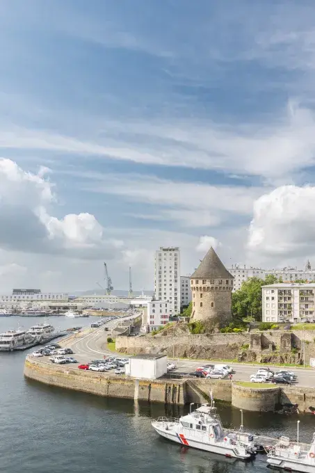 Vue sur une tour en bord de mer.