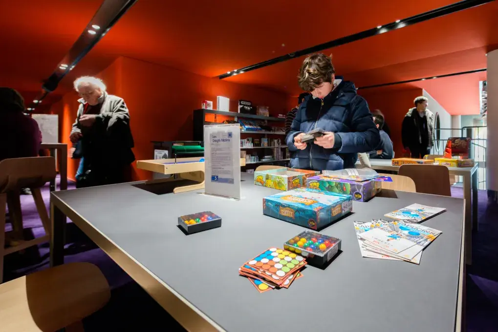 Un enfant regarde des jeux de société. 