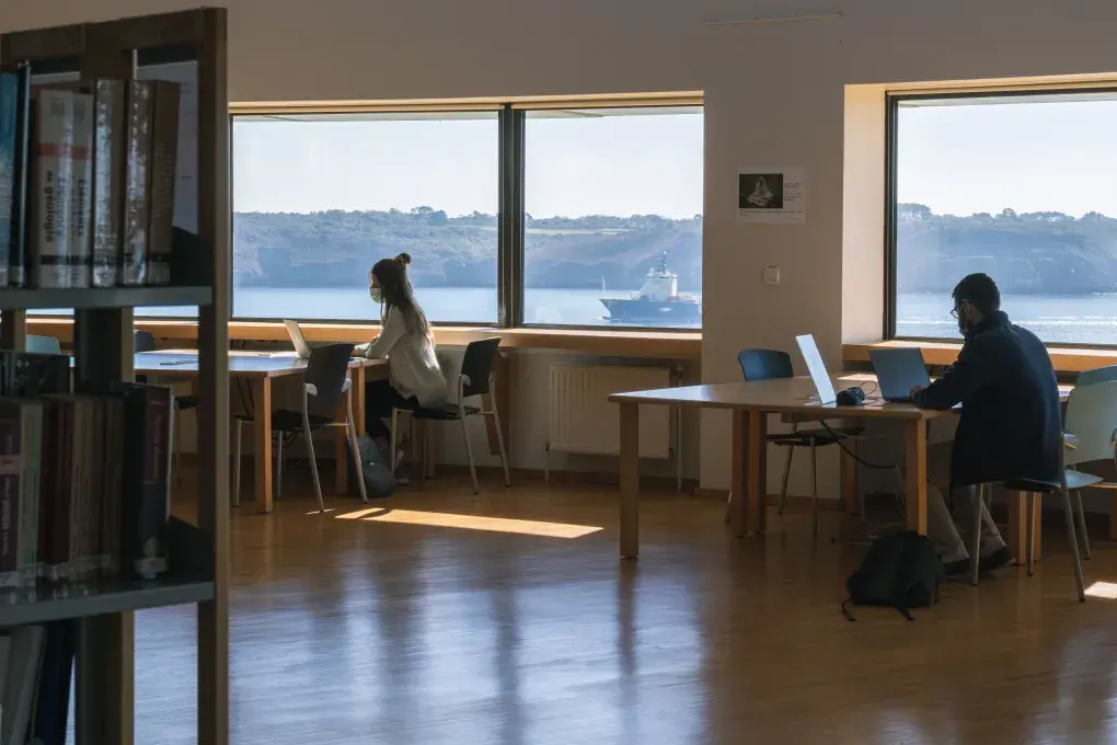 Etudiants à la bibliothèque La Pérouse du Technopôle Brest Iroise