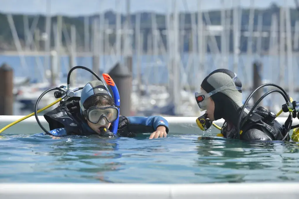 Un baptême de plongée dans un bassin lors de la Fête de la mer et du nautisme à Brest.