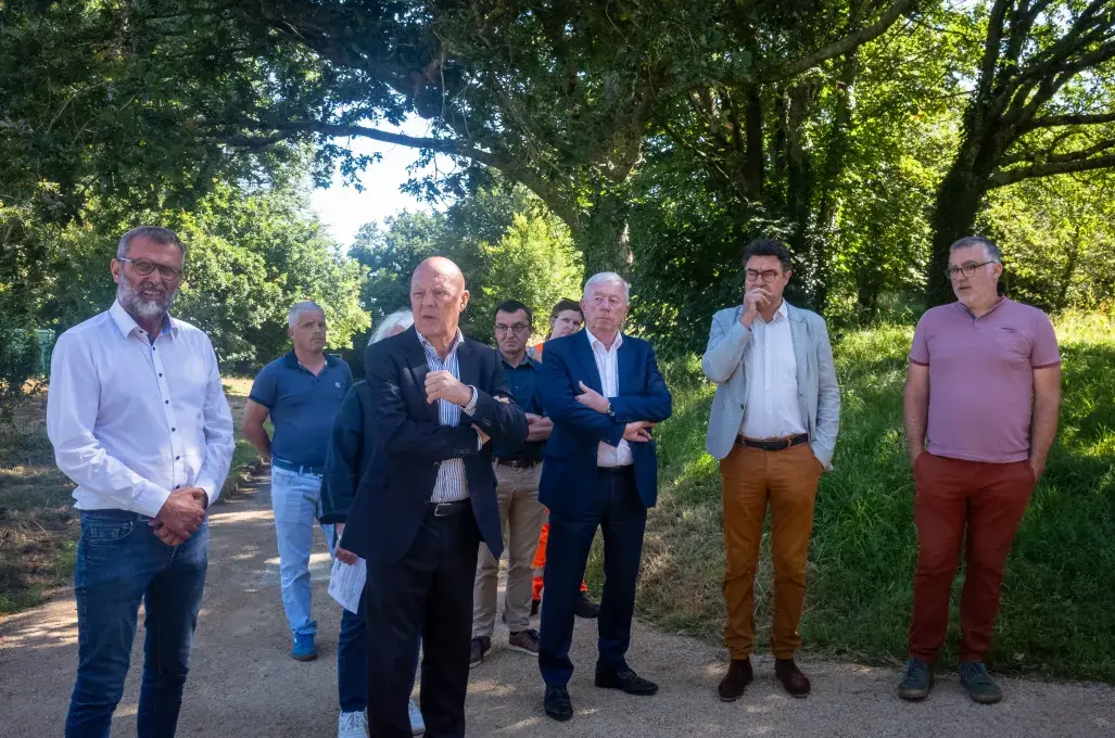 Plusieurs personnes dans un cadre arboré.