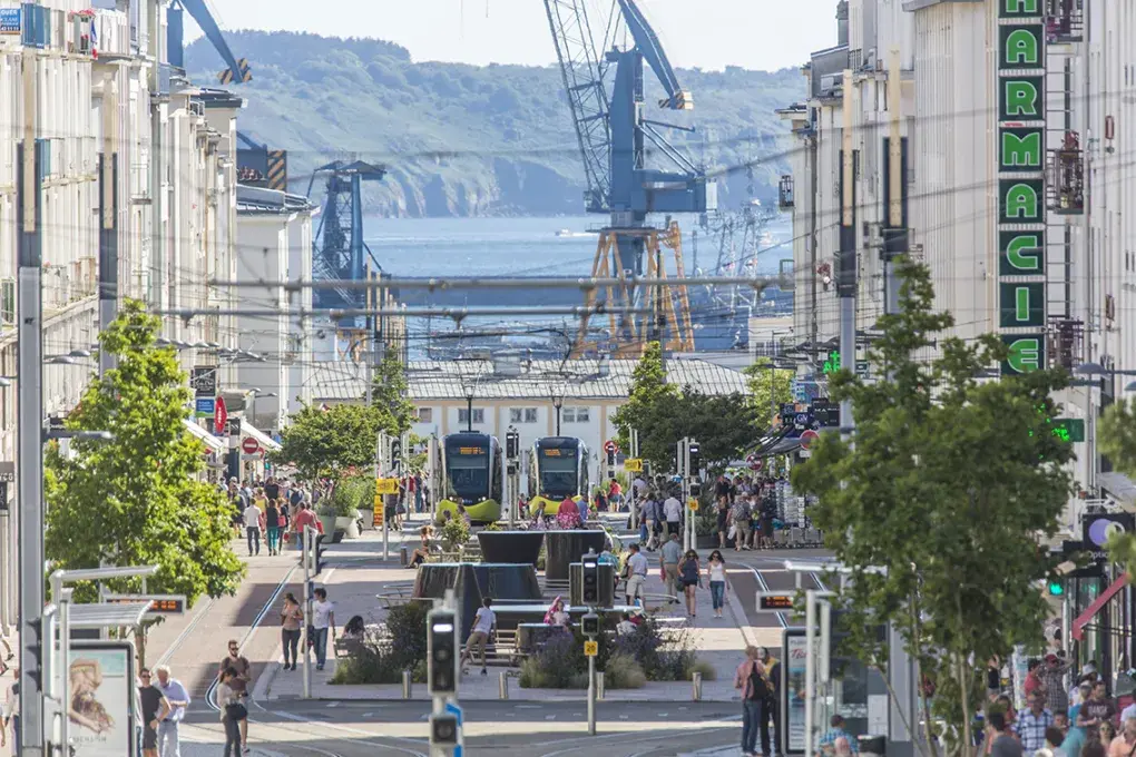 La rue de Siam et ses badauds, ses tramways, ses grues