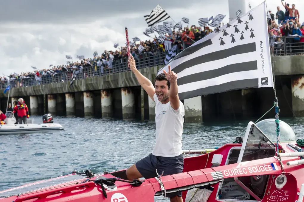 Guirec Soudée arrivant au port de Brest devant la foule