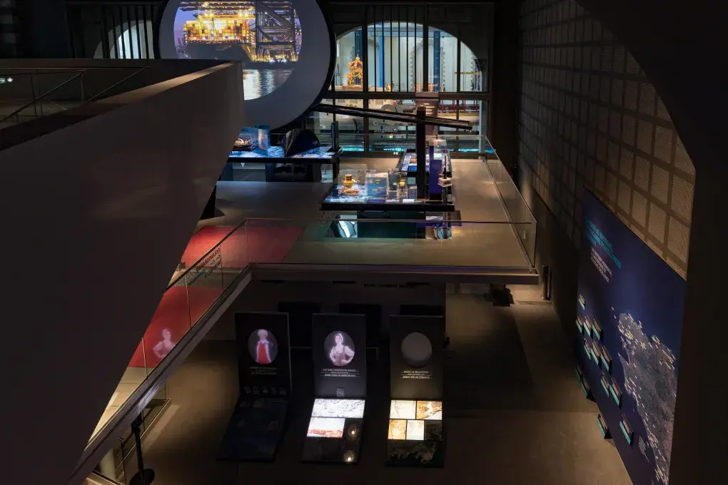 Dans le 70.8, vue sur des écrans et tables lumineuses