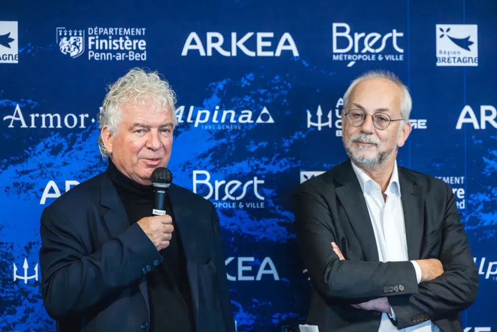 deux hommes à la tribune 