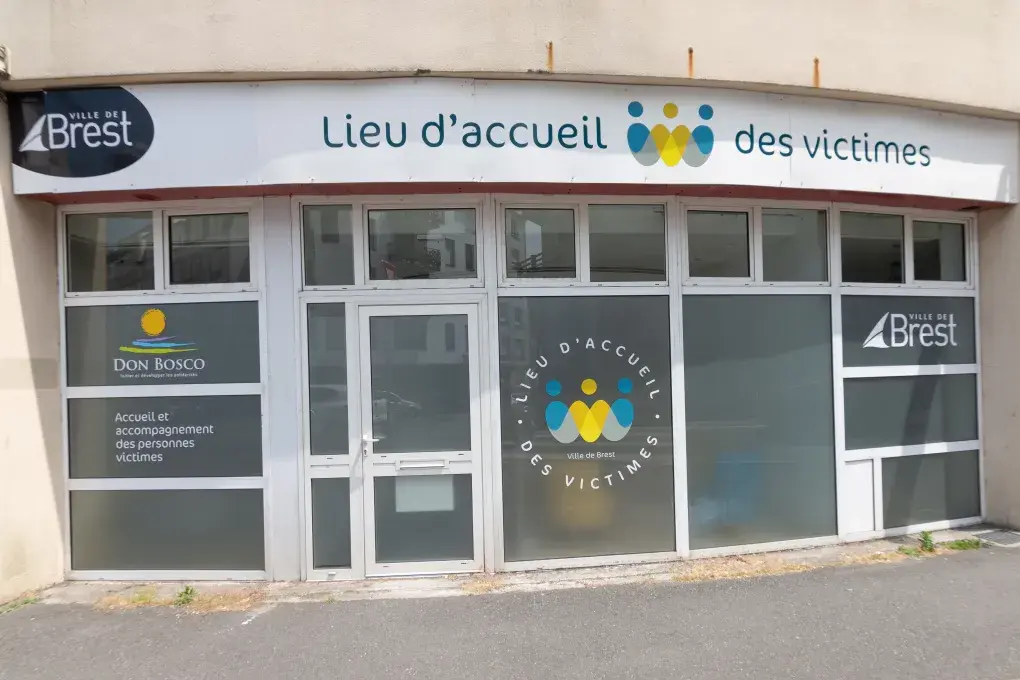 Vue sur l'entrée d'un bâtiment.