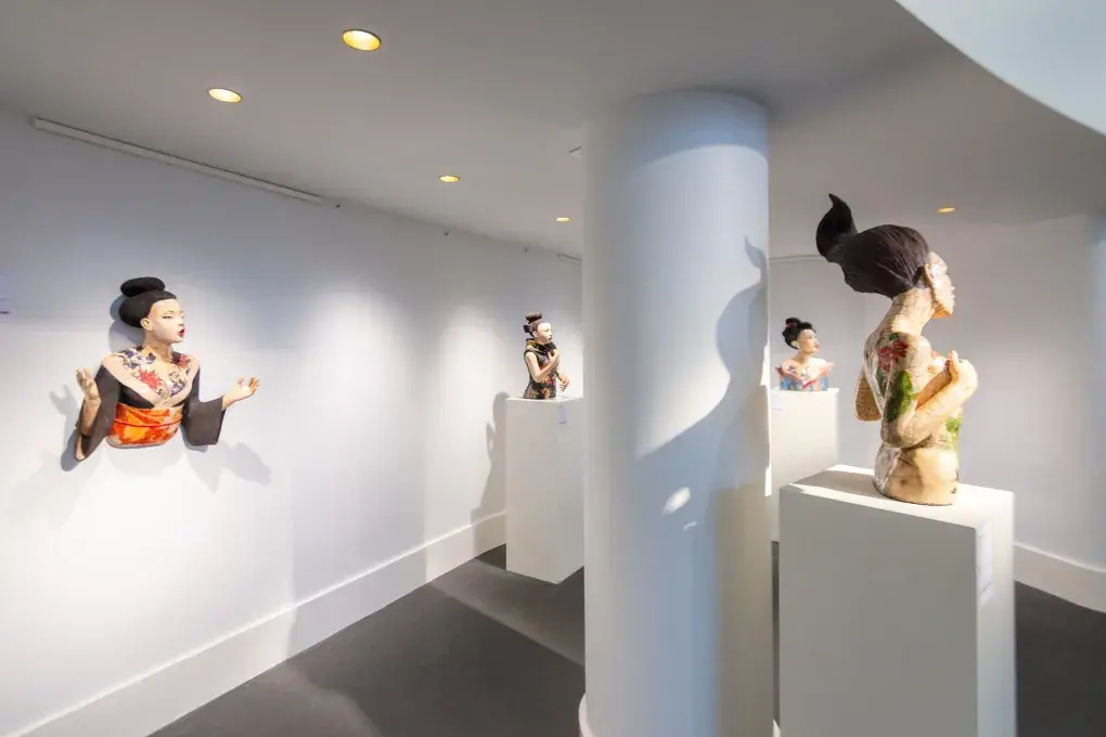 Des bustes sculptés en exposition.