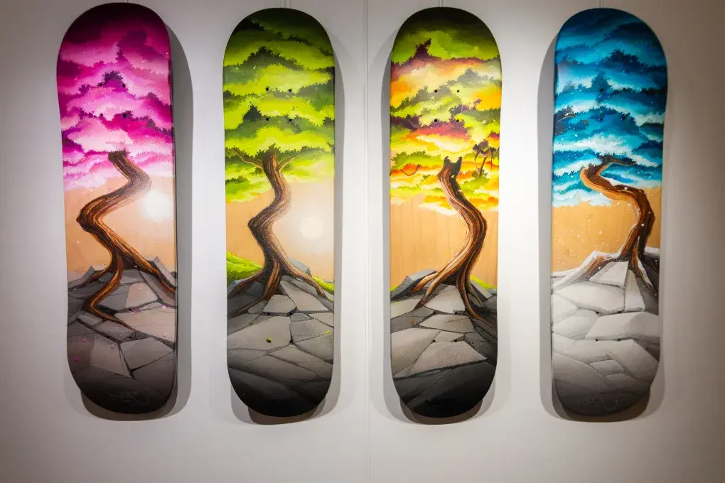 Des planches de skate décorées.