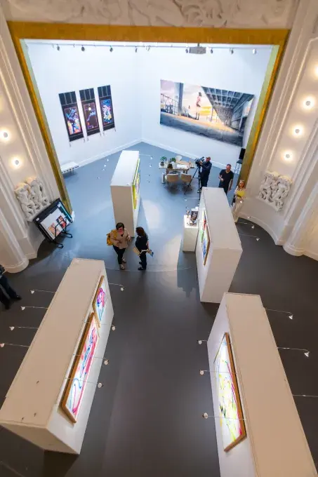 Une vue de haut d'un espace d'art.