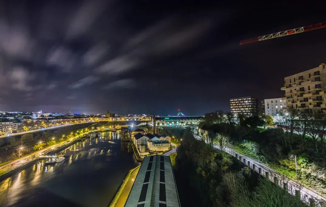 Vue de nuit sur une ville.