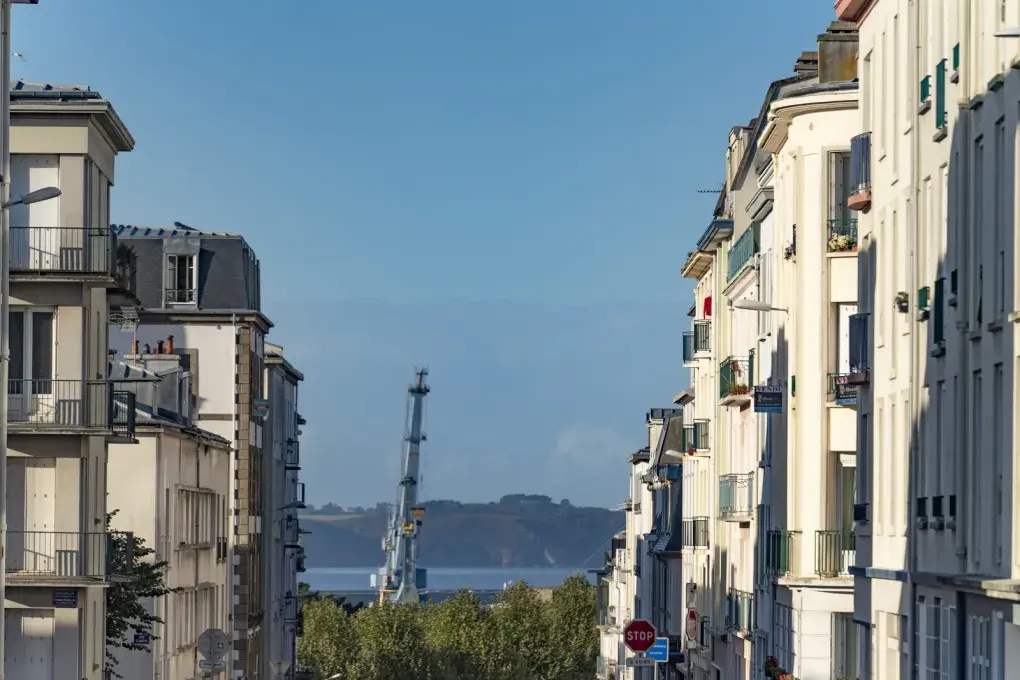 Rue avec des immeubles avec vue sur la mer