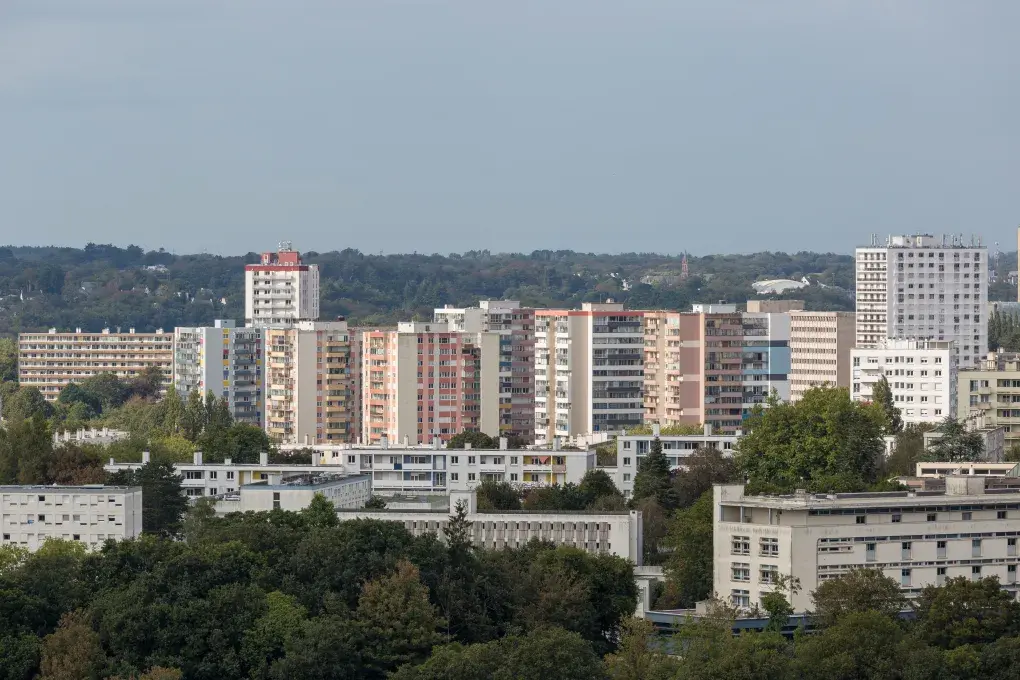 Vue sur un ensemble d'immeubles.