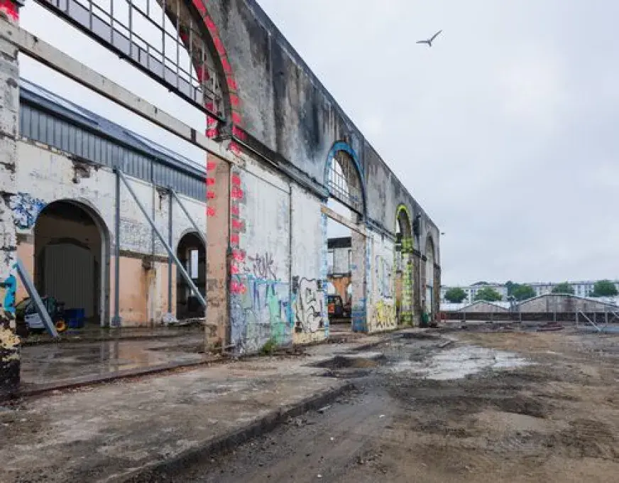 La façade d'un bâtiment en travaux.