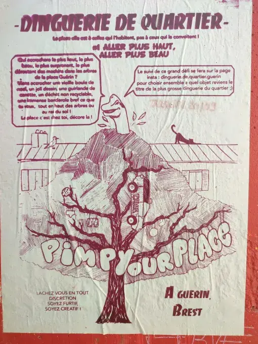Une affiche collée sur un mur
