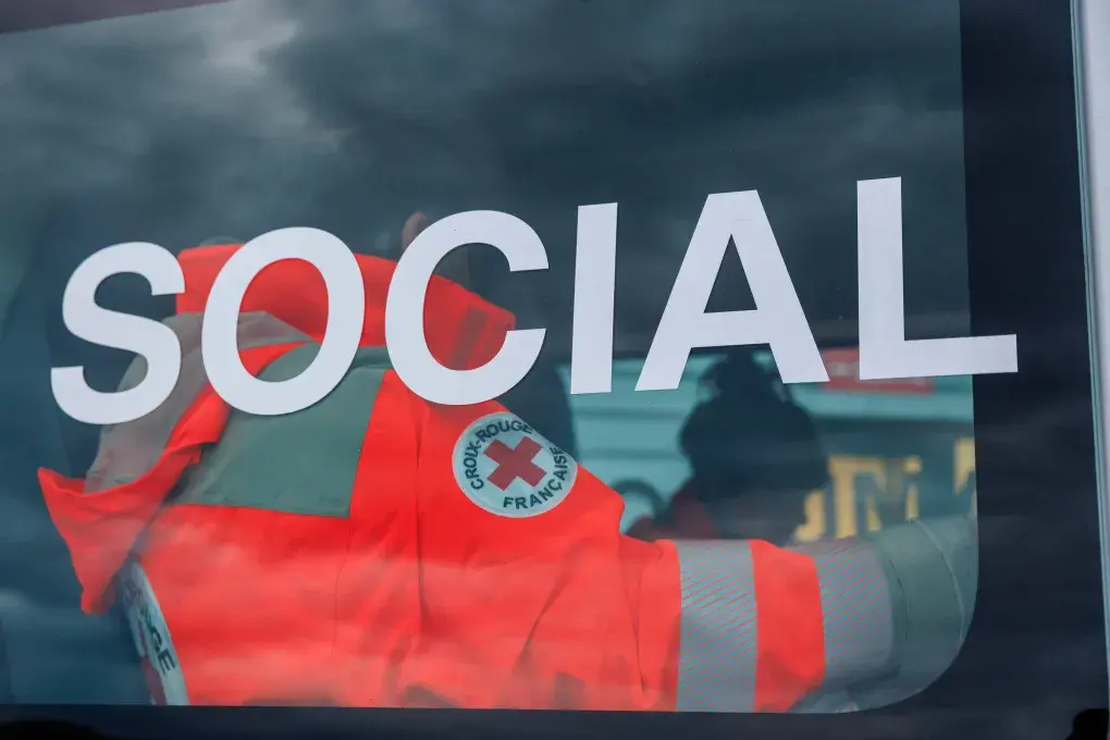 Vue d'un bénévole de la Croix rouge dans un camion de maraude