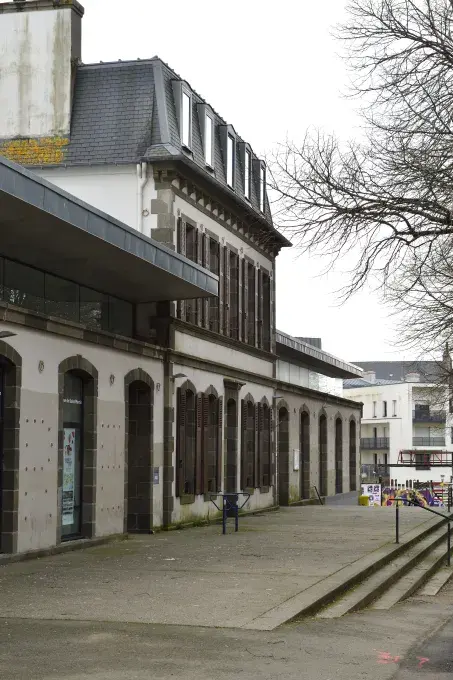 un bâtiment vu de l'extérieur