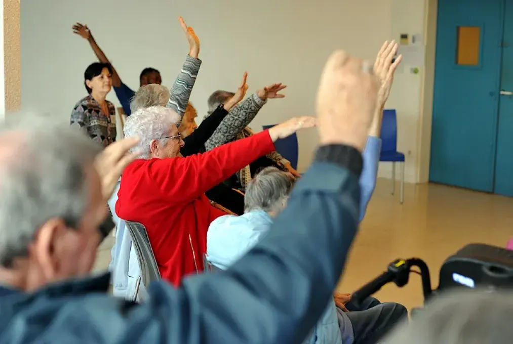 Des personnes âgées en atelier gymnastique