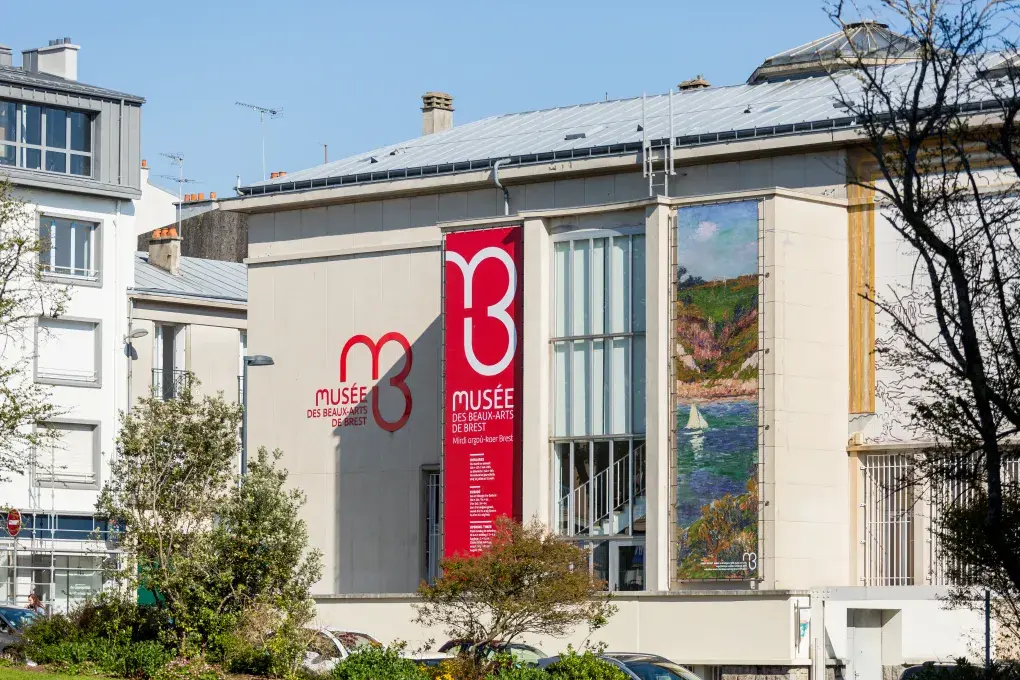 Vue extérieure d'un bâtiment.