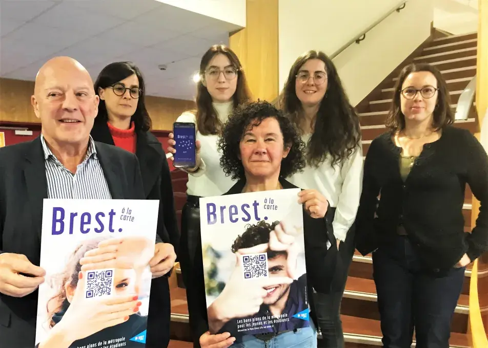 Des hommes et des femmes posent avec les affiches du pass Brest life.