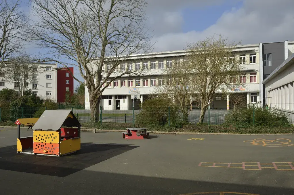 Vue sur une cour d'école.