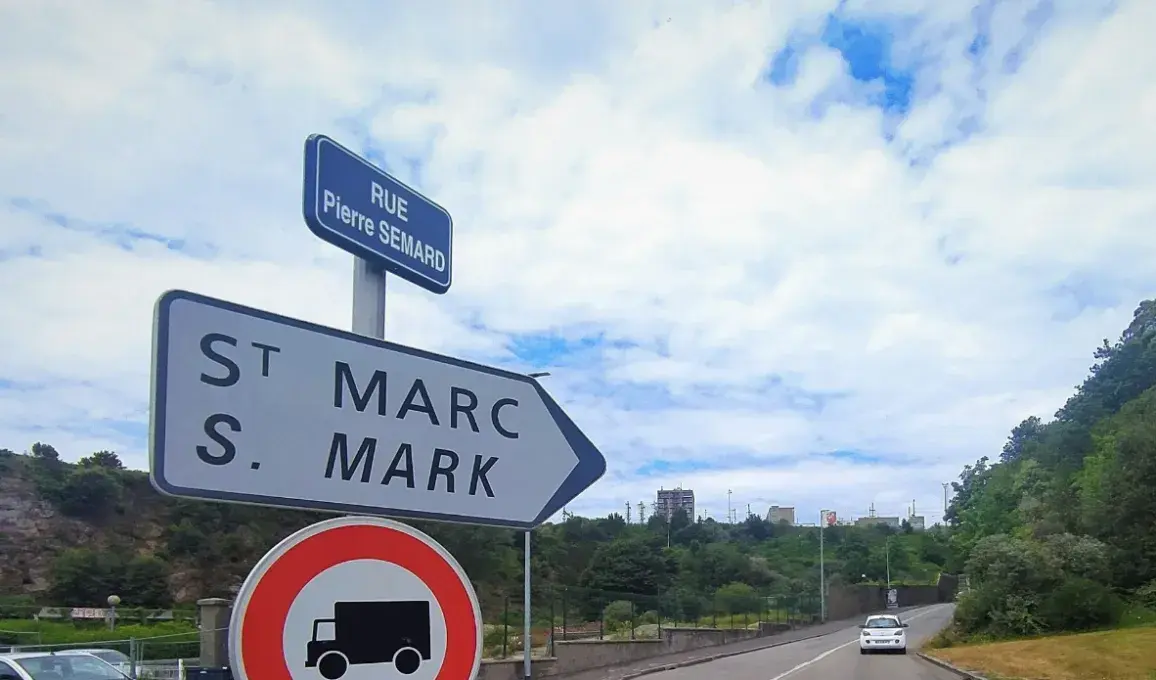 Un panneau directionnel.