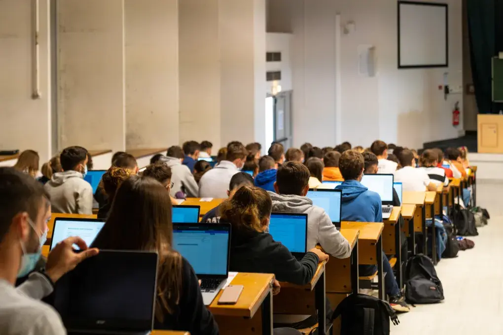 un amphithéâtre plein d'étudiants 