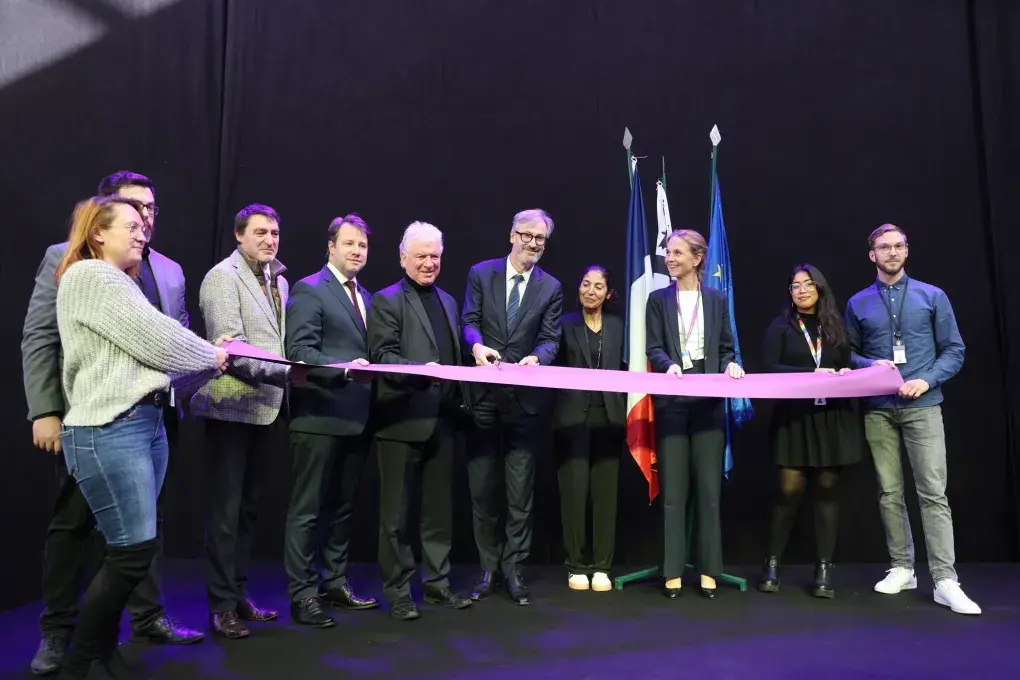 Des hommes et des femmes coupent le ruban d'inauguration d'Accenture à Brest.