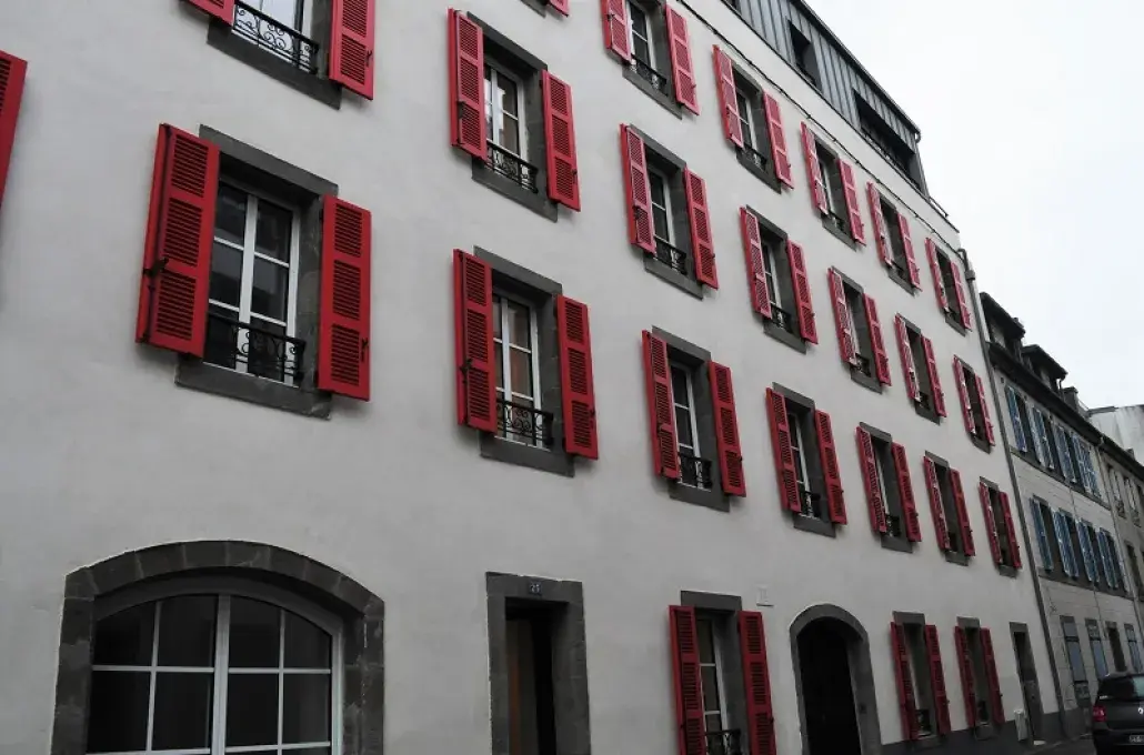 La façade d'un immeuble réhabilité dans le quartier de Recouvrance