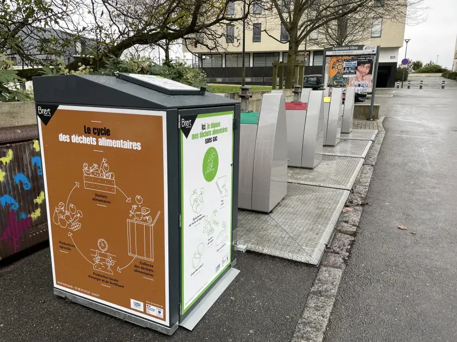 Des bacs de collecte des biodéchets dans le quartier de Saint-Martin de Brest.