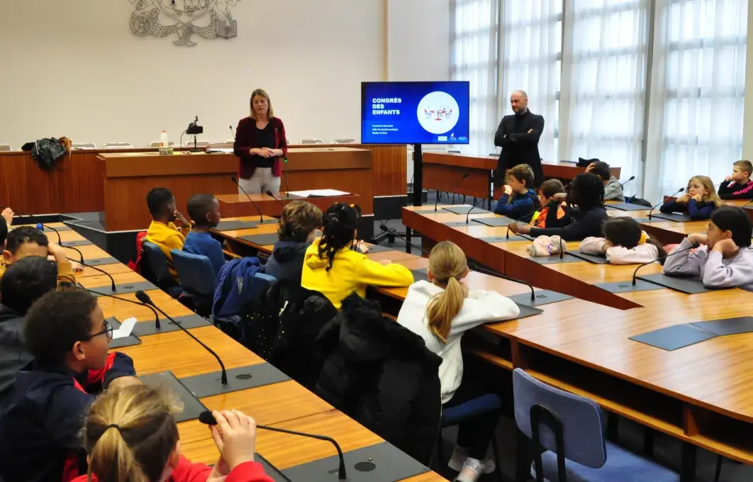 Des enfants installés dans la salle du conseil municipal de Brest