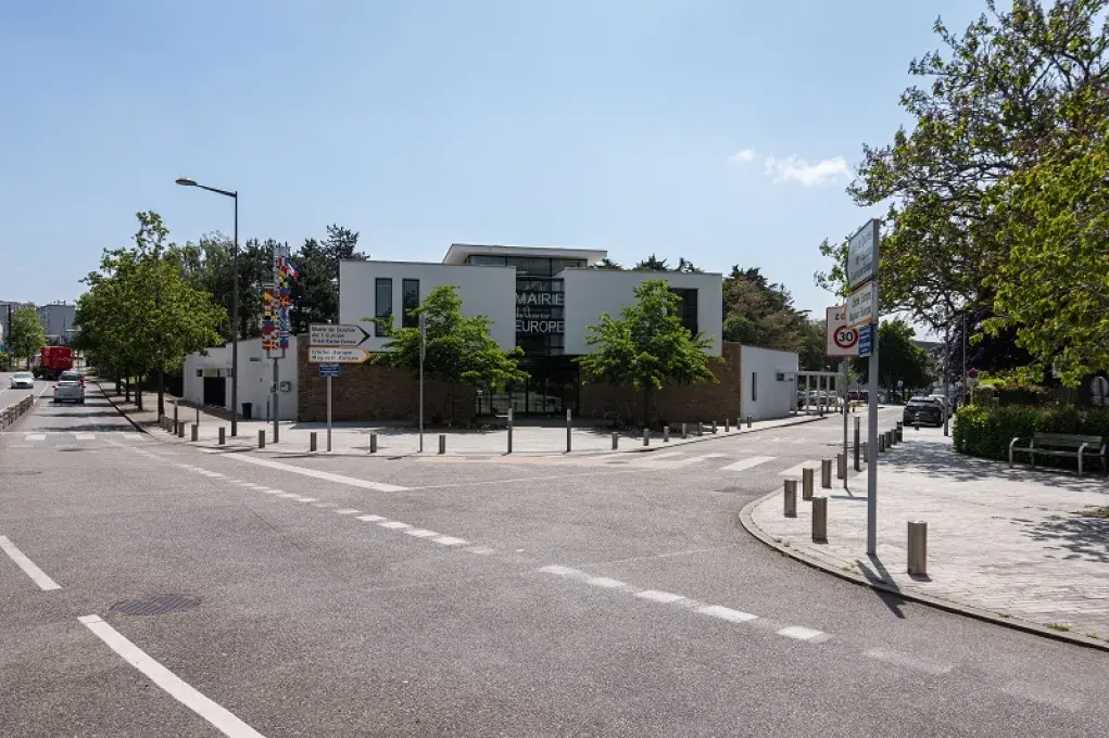 Vue extérieure de la mairie de l'Europe avant le sinistre du 29 juin 2023.