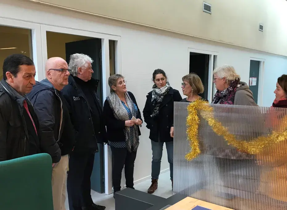 Les élus de la ville visitent le nouvel accueil de la mairie de Lambézellec. 