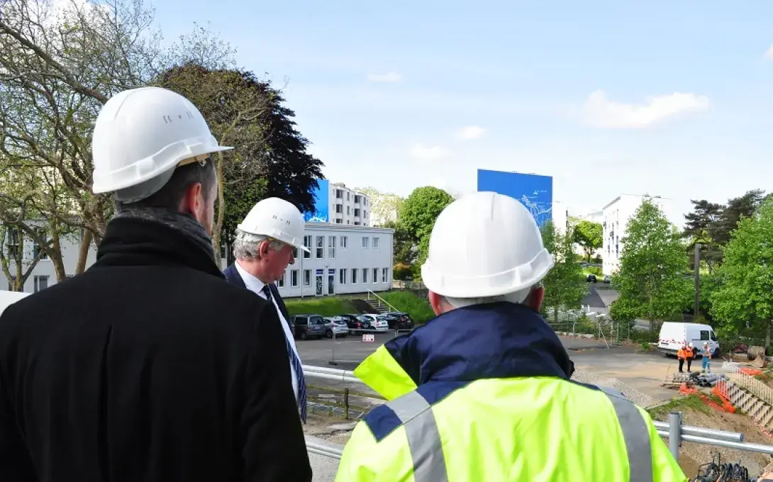 Les élus de la ville de Brest ont pu visiter le chantier en cours de la maison des associations.