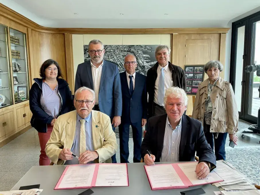 deux hommes signent une convention dans le bureau du mairie de Brest