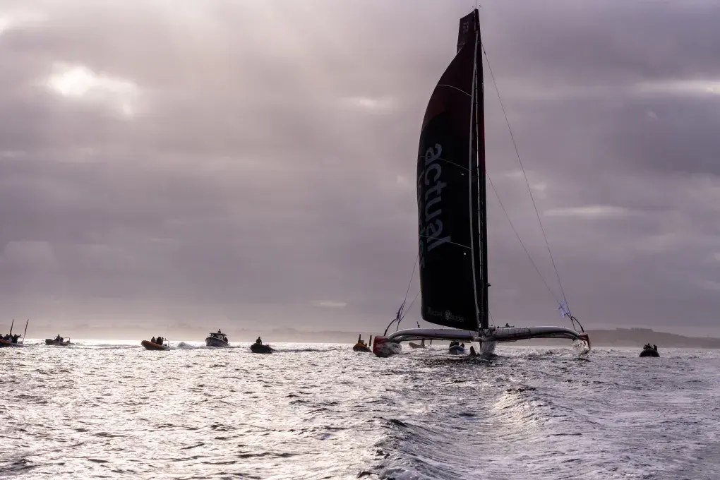 Un maxi de la gamme Ultim en rade de Brest, entouré de bateaux