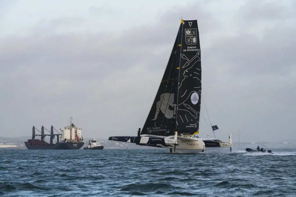 Le trimaran Sodebo arrivant en rade de Brest 