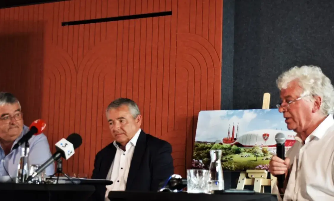 Trois hommes devant des micros, en conférence de presse