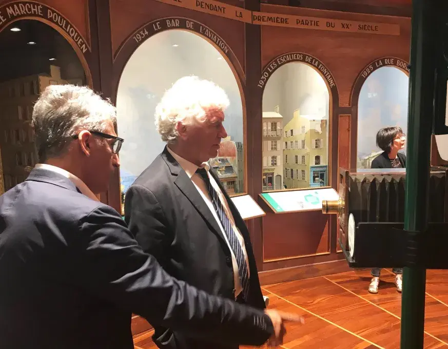 le maire de Brest et son adjoint à la culture découvrent la nouvelle scénographie de la tour Tanguy.