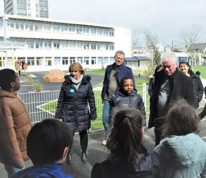 des éus et des enfants dans une cour d'école