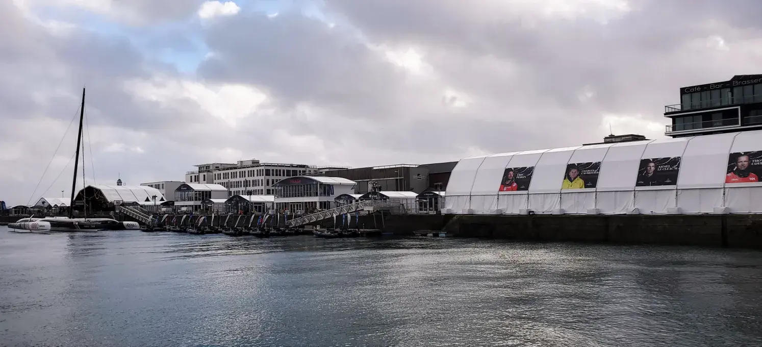 le village de l'Arkéa Ultim Challenge Brest sur le port de commerce, à la veille de l'arrivée des bateaux