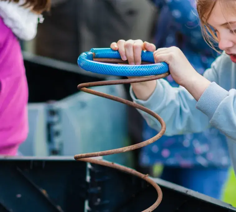 Un enfant remuant du compost 