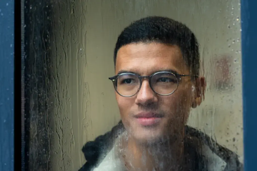 Un homme regardant par la fenêtre