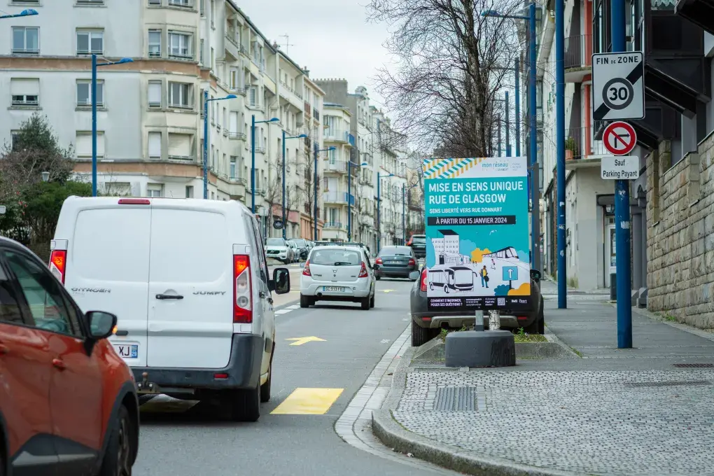 Une rue empruntée par des voitures.
