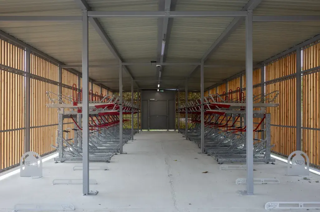 L'intérieur d'un parking vélos. 