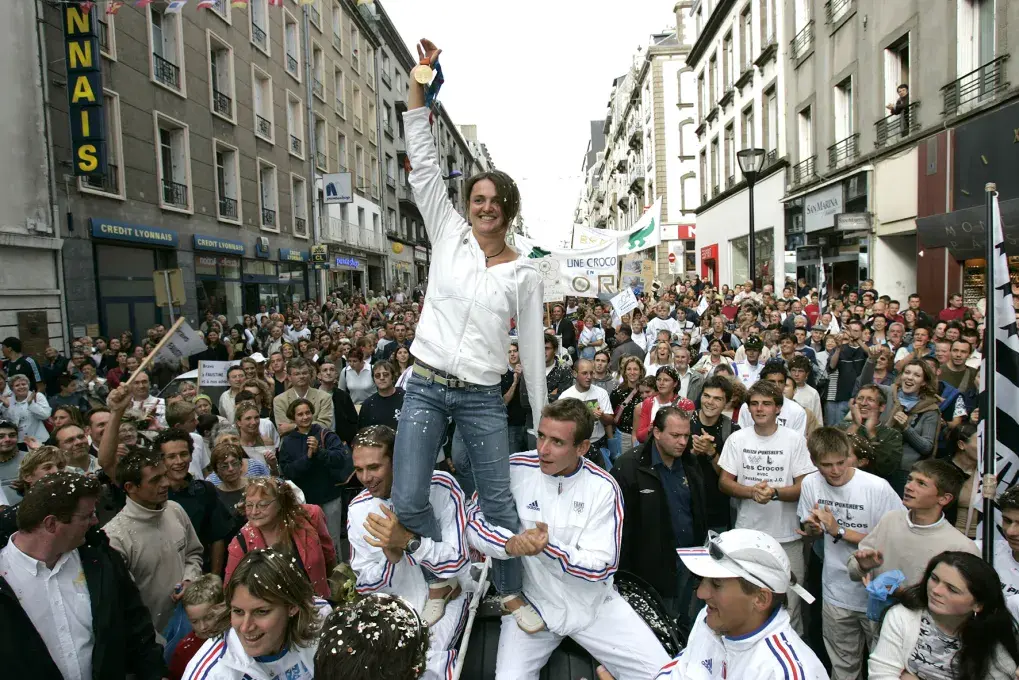 Une femme soulevée par la foule
