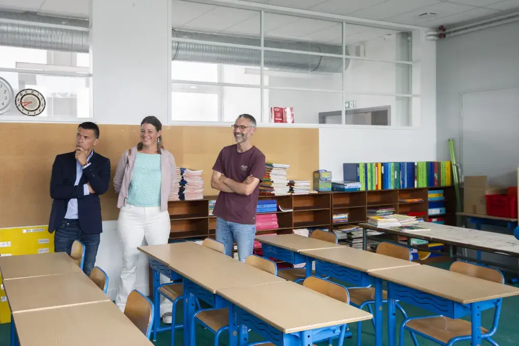 Des personnes dans une salle de classe.
