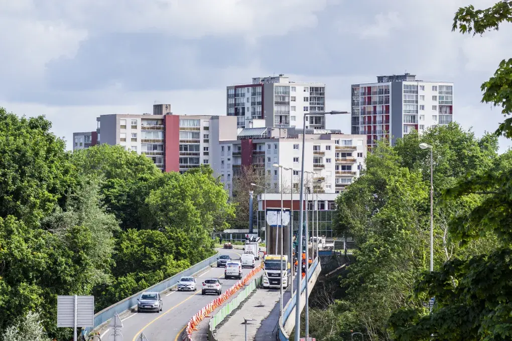 Vue aérienne d'un pont. 