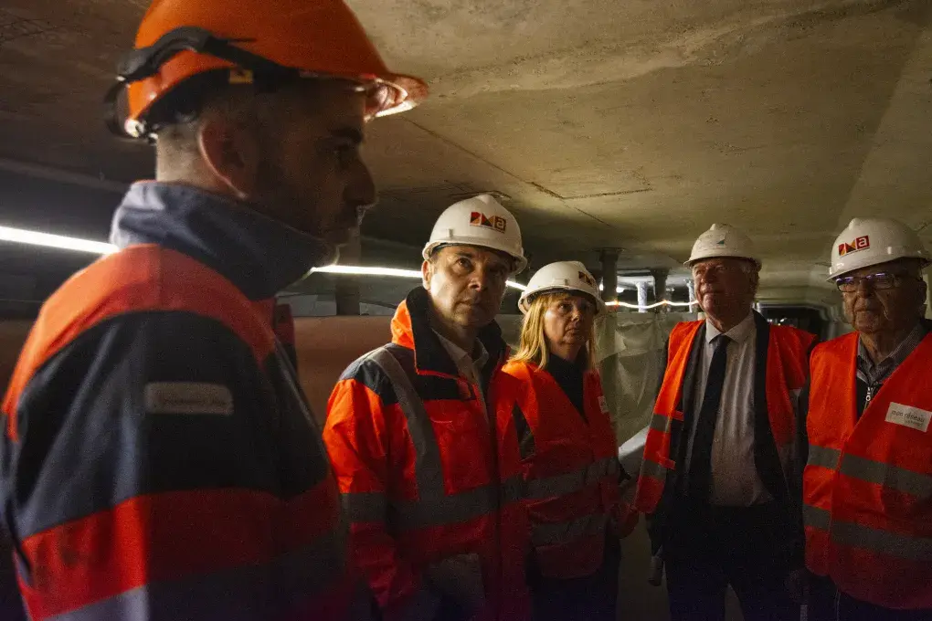 Des personnes dans un tunnel.