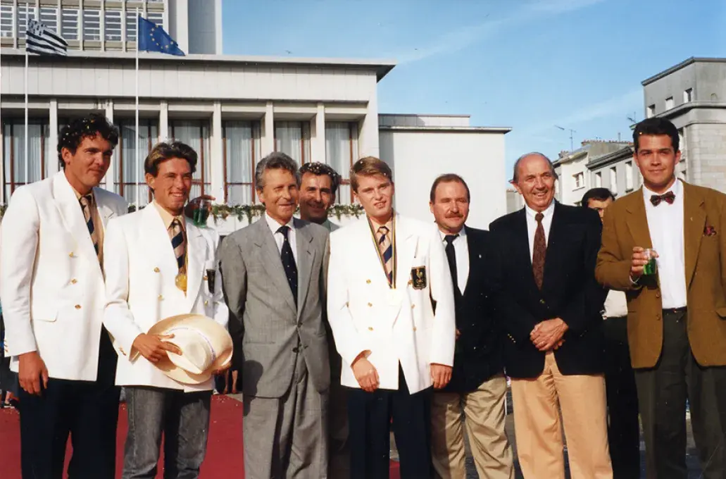 Des hommes posant devant la mairie