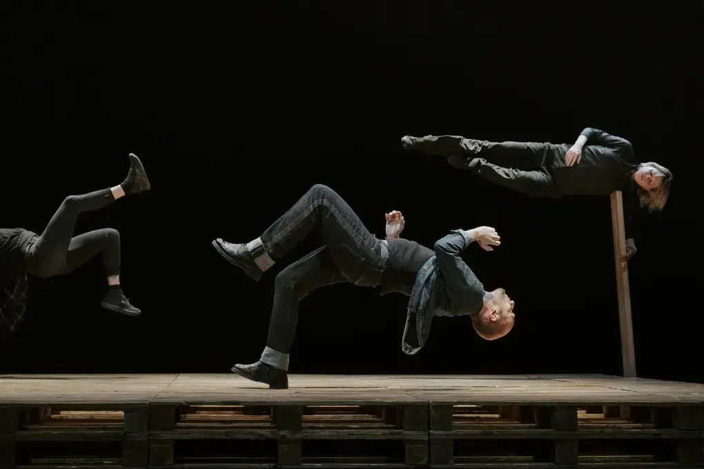 Des artistes en lévitation sur une scène de théâtre